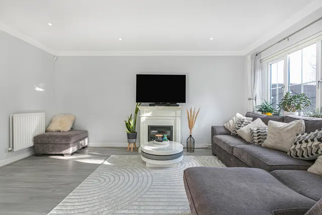 Upper Halliford Road, Shepperton, TW17, photo 2