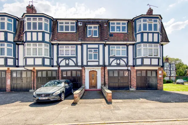 Eagle Court, Wanstead, photo 1