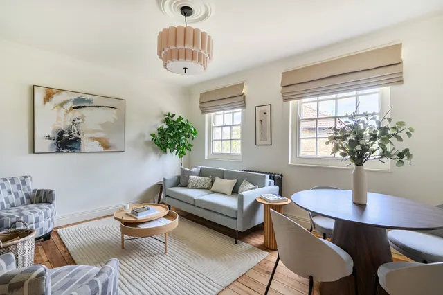 Photo 2 — 34 Hill Farm Road, London
