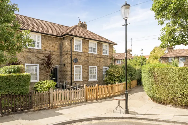 34 Hill Farm Road, London, photo 1