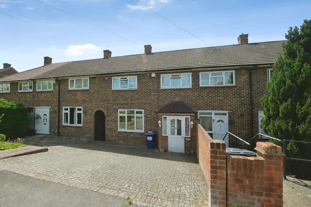 Petersfield Avenue, Romford, RM3, photo 1