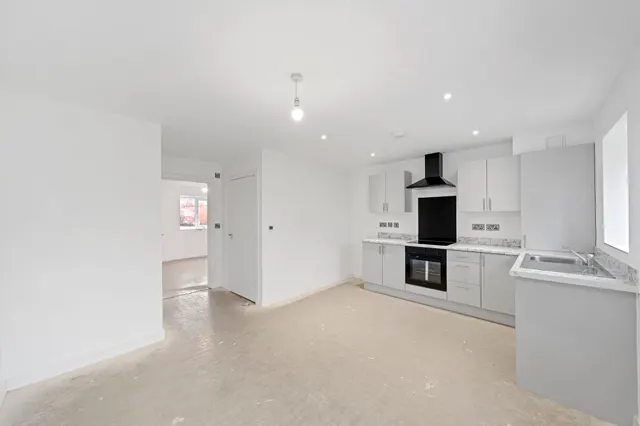 Halis Court, Hale Village, L24, photo 2