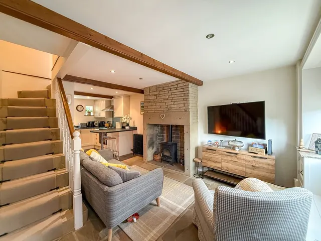 Crown Street, Honley, photo 1