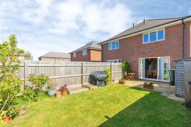 Photo 3 — Lavender Close, Warwick