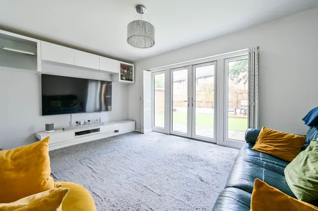 Photo 3 — 7 Hoad Crescent, Surrey