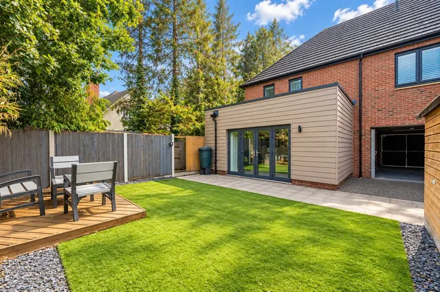 Photo 2 — 7 Hoad Crescent, Surrey