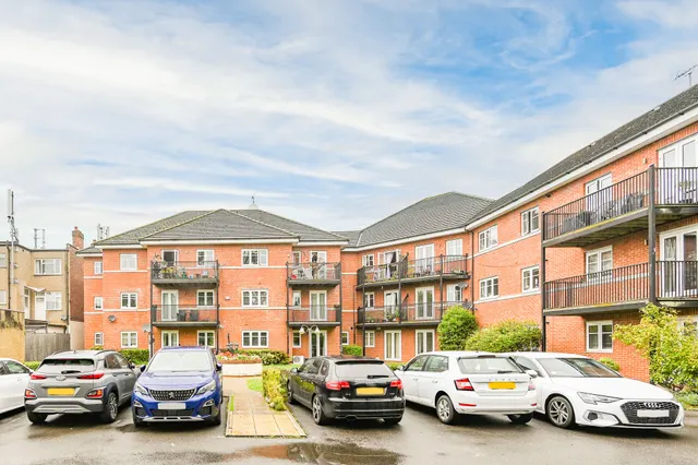 Pinner, HA5, photo 1