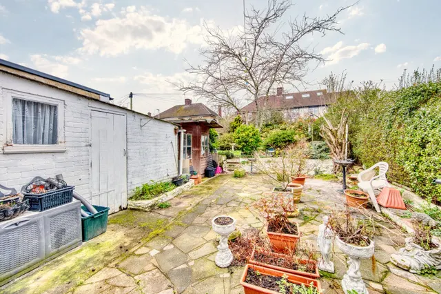 Photo 3 — Finchingfield Avenue, Woodford
