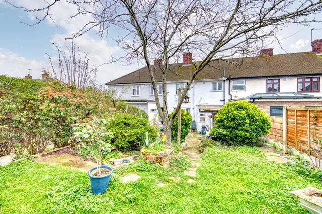 Photo 2 — Finchingfield Avenue, Woodford