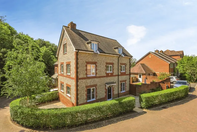 Buckle Gardens, Hellingly, BN27, photo 1