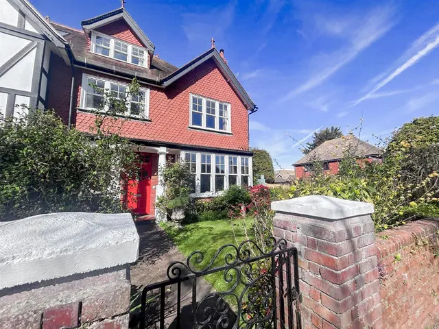 Sutherland Avenue., Bexhill-On-Sea, TN39 3QL, photo 1