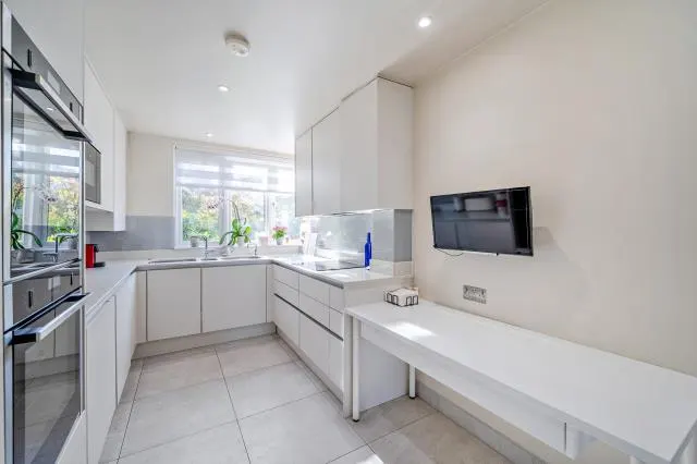 Hendon Lane, London, N3, photo 3