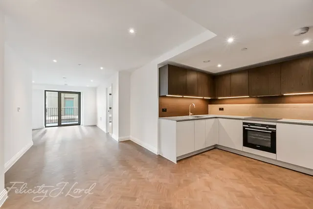 Western Gateway, London, E16, photo 1