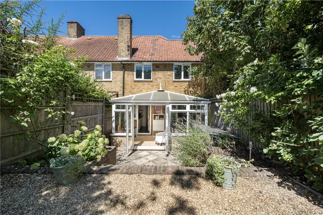 Hobbes Walk, London, SW15, photo 1