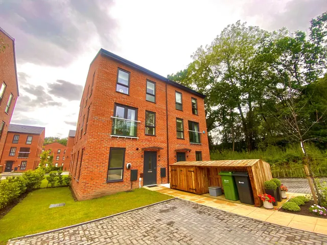 Copper Beech Court, LEEDS, photo 1