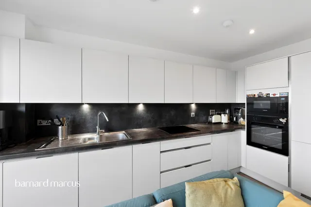 Selbourne Avenue, Hounslow, TW3, photo 3