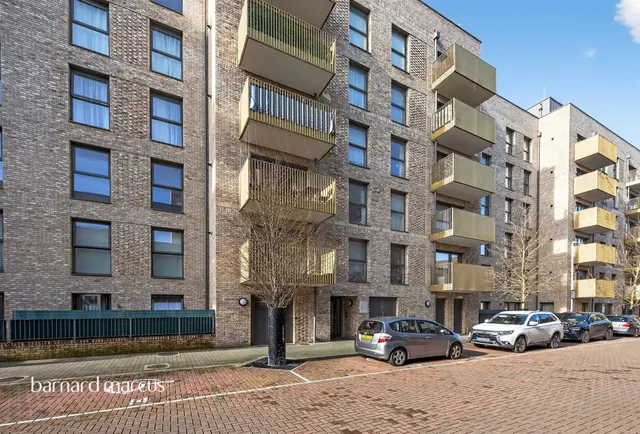 Selbourne Avenue, Hounslow, TW3, photo 1