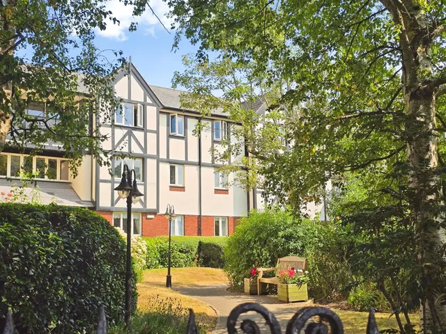 Queens Park House, Queens Park View, CH4, photo 1