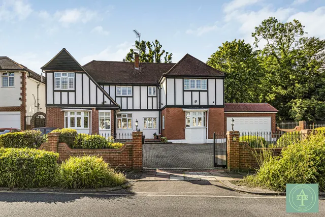 6 bedroom house — Parkway, Southgate, London, N14
