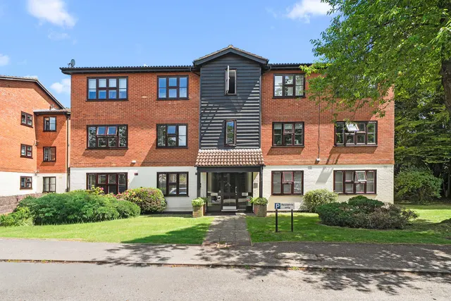 Queens Road, Weybridge KT13 0AB, photo 1
