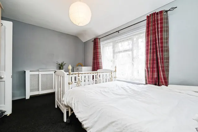 Photo 3 — Arden Crescent, Dagenham, RM9