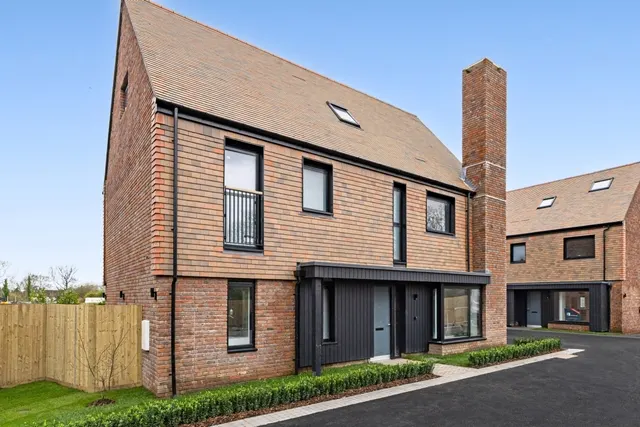 Medland Close Cranleigh GU6, photo 1