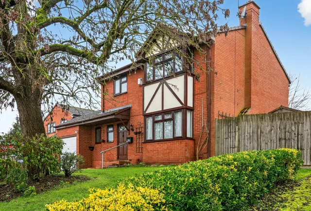 Photo 2 — Batsford Close, Redditch
