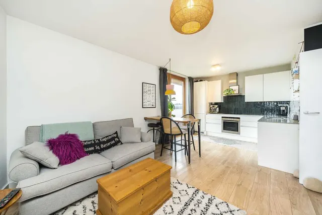 Garratt Lane, SW18, photo 3