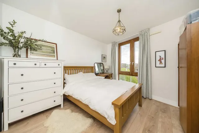 Garratt Lane, SW18, photo 2
