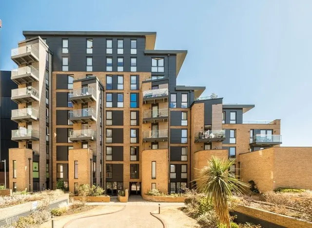 Baltic Avenue, Brentford, TW8, photo 1