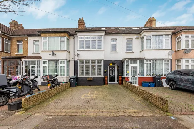 Hazelbrouck Gardens, Ilford, Essex, IG6 2XL, photo 1