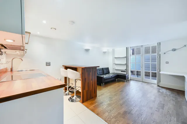 Battersea Park Road, London, SW11, photo 1