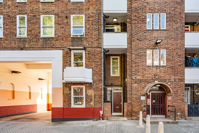 London, N16, photo 1