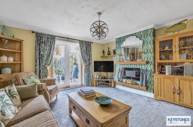 Photo 2 — Hitchin Close, Romford,Harold Hill, Romford, RM3 7EQ