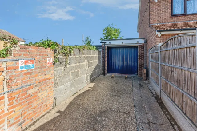 Cherry Walk, Rainham, photo 1