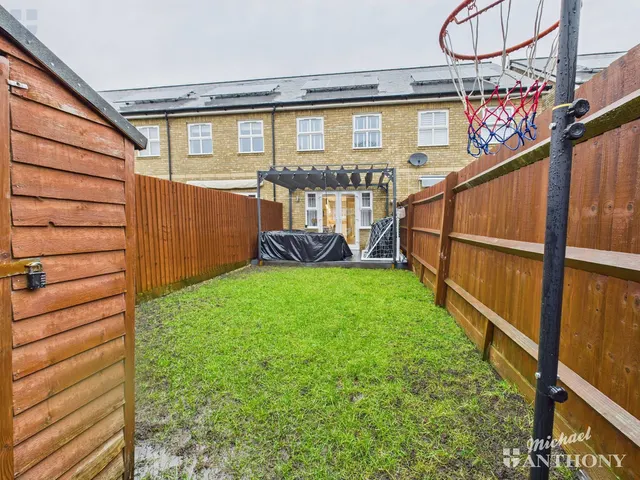 Photo 3 — Timms Close, Aylesbury, HP20 1AZ