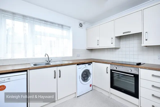 Windsor Court, London, N14, photo 2