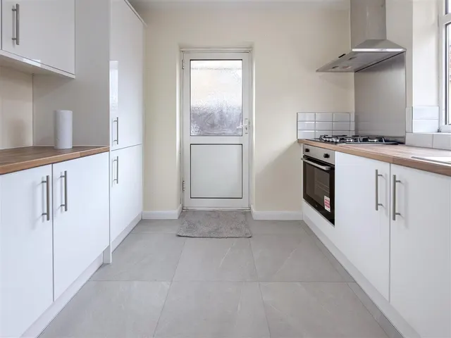Oak Way, Feltham, photo 3