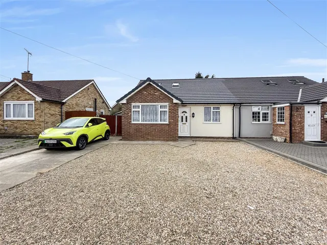3 bedroom house, Oak Way, Feltham