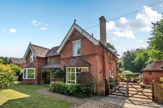 Farnham Road, Liss, GU33, photo 1