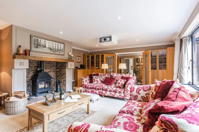 Stunning Detached Four Bedroom Home i, photo 3