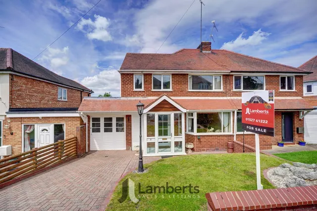 8 Clent Avenue, Redditch, photo 1