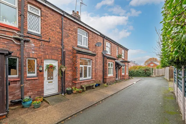 Back Crosland Terrace, Frodsham, photo 1