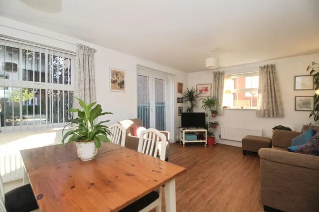 Long Meadow Drive, Hinckley, LE10, photo 3