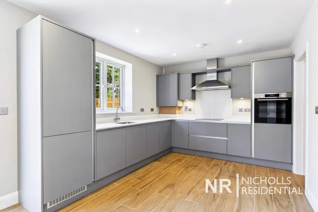 Denys Place, Chessington, KT9, photo 2