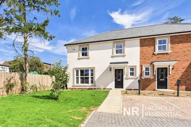 Denys Place, Chessington, KT9, photo 1