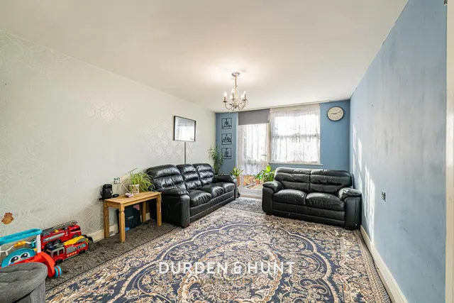 Veronica Close, Harold Hill, RM3, photo 2