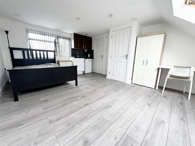 Berkeley Avenue, Hounslow, photo 1