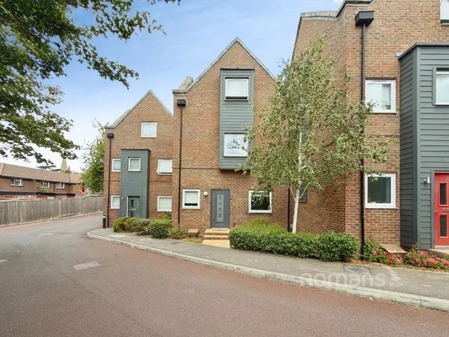 Kingfisher Drive, Camberley, GU15, photo 1
