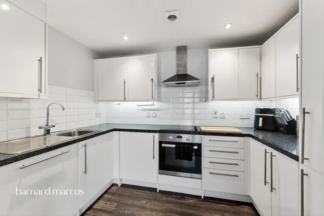 Wesley Place, Epsom, KT18, photo 3